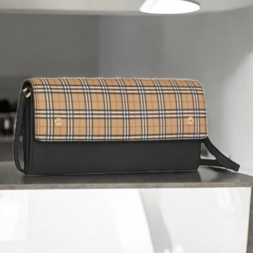 BURBERRY LEATHER CLUTCH BAG - COLOR BLACK